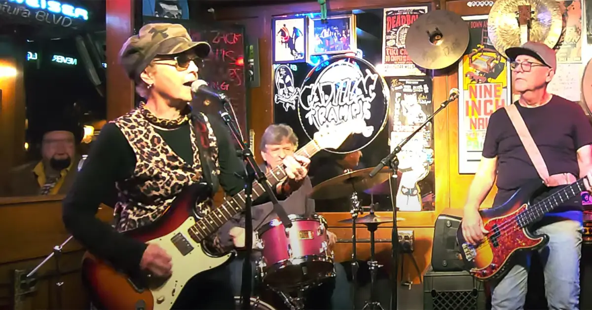 Debbie Davies – Howlin’ At The Moon